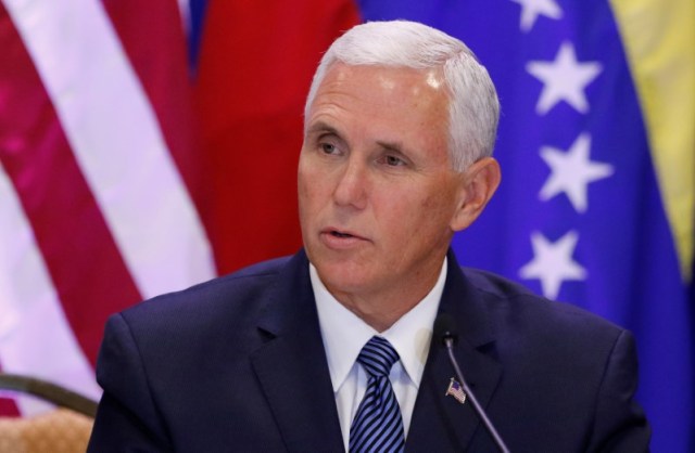 El vicepresidente de Estados Unidos, Mike Pence, habla durante una reunión con miembros de la comunidad venezolana en el exilio, migrantes y otros líderes y funcionarios sobre la crisis económica y social de Venezuela, Doral, Florida, 23 de agosto de 2017. REUTERS/Joe Skipper 