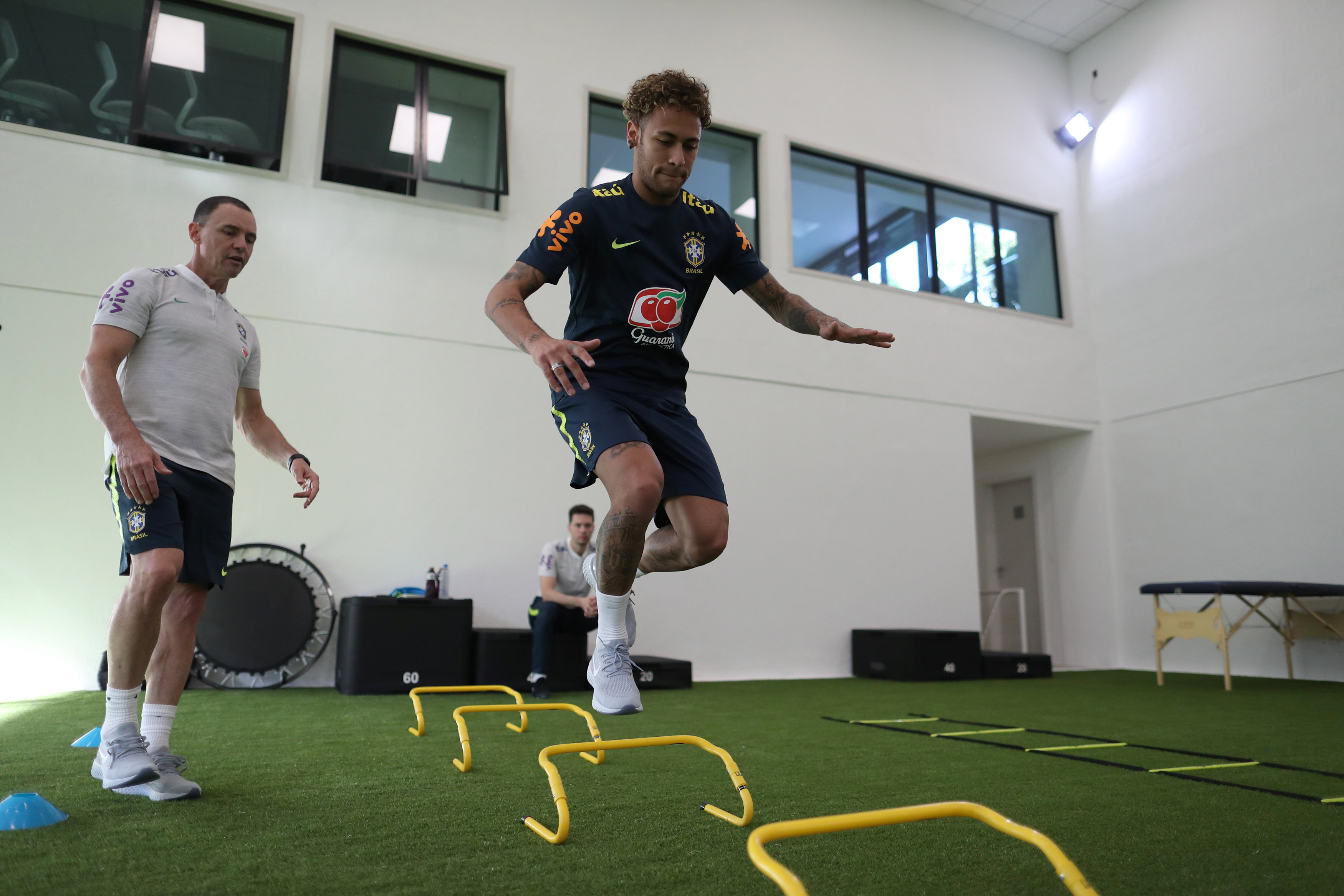 Neymar, Gabriel Jesús y Danilo, primeros en entrenarse con balón en Brasil