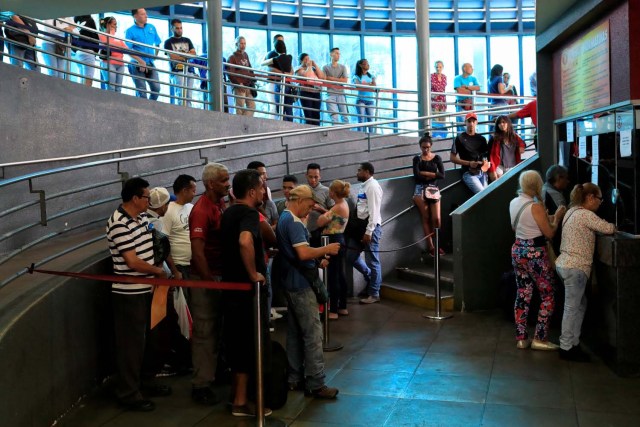 La gente hace cola para comprar boletos de autobús en una estación de autobuses en Caracas, Venezuela, el 21 de mayo de 2018. Fotografía tomada el 21 de mayo de 2018. REUTERS / Marco Bello