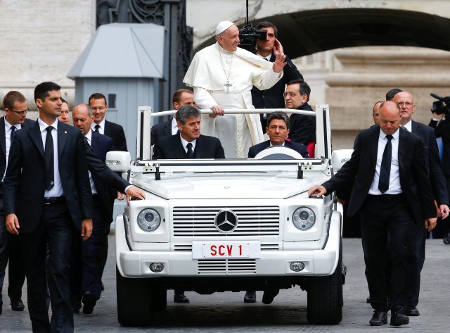 Pope Francis waves as he arrives to lead the Wednesday general audience in Saint Peter's square at the Vatican, May 23, 2018. REUTERS/Stefano Rellandini