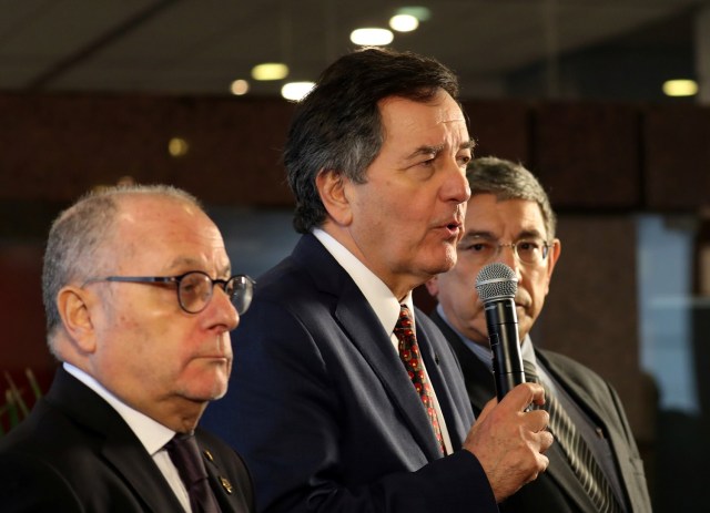 El ministro de Relaciones Exteriores de Chile, Roberto Ampuero, habla junto a su colega argentino Jorge Faurie y el representante de Canáda en el G20, Jonathan Fried, durante una rueda de prensa en Buenos Aires. 21 de mayo 2018. REUTERS/Marcos Brindicci