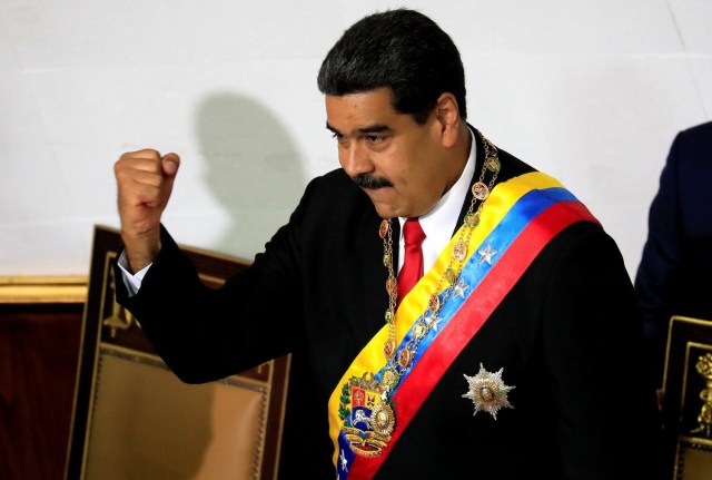 El presidente venezolano, Nicolás Maduro, hace un gesto durante una sesión especial de la Asamblea Nacional Constituyente para tomar el juramento de presidente reelegido en el Palacio Federal Legislativo en Caracas, Venezuela el 24 de mayo de 2018. REUTERS / Marco Bello 