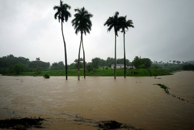 En la imagen se aprecia una granja parcialmente inundada mientras la tormenta subtropical Alberto pasa por la costa oeste de Cuba, en Bahía Honda, el 26 de mayo de 2018.  REUTERS/Alexandre Meneghini