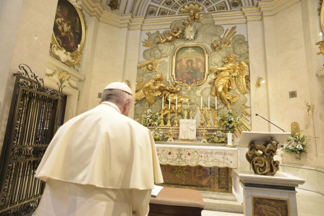 EPA6896. ROMA (ITALIA), 01/05/2018.- Fotografía cedida por medios de comunicación del Vaticano que muestran al papa Francisco mientras oficia una misa después de leer el Rosario en Roma (Italia) hoy, 1 de mayo de 2018, con motivo de las preparaciones de la celebración del Mes de María, en la que la iglesia católica celebra la figura de la Virgen María. EFE/ Vatican Media/FOTOGRAFÍA CEDIDA/SÓLO USO EDITORIAL/PROHIBIDA SU VENTA