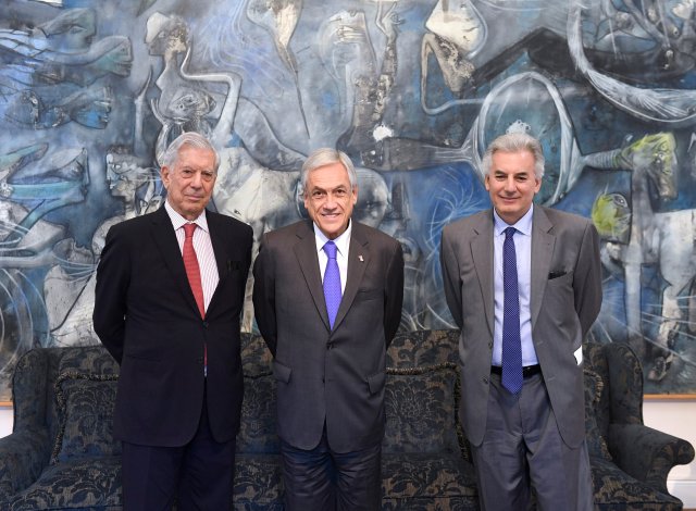 CH12. SANTIAGO (CHILE), 02/05/2018.- Fotografía cedida por la Presidencia de Chile, del presidente de Chile, Sebastián Piñera (c), junto al escritor peruano Mario Vargas Llosa (i) y su hijo Álvaro Vargas Llosa (d) hoy, miércoles 2 de mayo de 2018, en el Palacio de La Moneda en Santiago (Chile). Llosa aseguró hoy que la Asamblea Nacional Constituyente de Venezuela es "una idea inútil e innecesaria", de la cual está en contra. "La idea de la Asamblea es inútil e innecesaria. No creo que tenga ningún progreso concreto, sería puramente retórico; una institución más, poco operativa y onerosa", afirmó el intelectual. Vargas Llosa participó este miércoles en el primer encuentro de "Diálogos en La Moneda", un conversatorio sobre "libertad y democracia" que sostuvo junto al presidente chileno Sebastián Piñera y el ministro Secretario General de la Presidencia, Gonzalo Blumel. EFE/ALEX IBAÑEZ/PRESIDENCIA DE CHILE/SOLO USO EDITORIAL/NO VENTAS