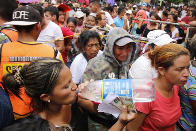 CUC02. CÚCUTA (COLOMBIA), 04/05/2018.- Un grupo de venezolanos hace fila para recibir asistencia alimentaria en Cúcuta (Colombia) este 3 de mayo de 2018. Bajo el sol intenso de la ciudad colombiana de Cúcuta, cientos de familias venezolanas que huyeron de su país por la crisis económica y política hacen fila para reclamar los bonos alimentarios que entrega el Programa Mundial de Alimentos (PMA) de la ONU en las zonas de frontera. El proyecto que comenzó este lunes en Cúcuta, capital de Norte de Santander, surge como la primera gran respuesta de la comunidad internacional al delicado estado alimentario del 90 % de los cerca de 35.000 venezolanos que cruzan a diario las fronteras con Colombia en busca de oportunidades. EFE/SCHNEYDER MENDOZA