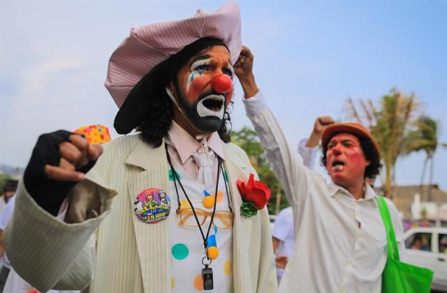 Payasos marchan para pedir frenar la violencia en el sur de México // Foto EFE