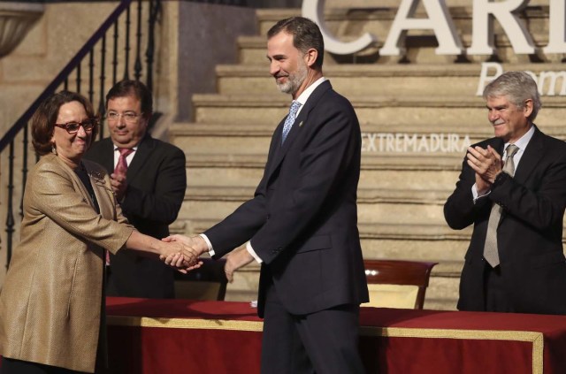 GRAF2545. CUACOS DE YUSTE (CÁCERES), 09/05/2018.- El rey Felipe VI estrecha la mano de la costarricense Rebeca Grynspan, que recibió la medalla que la acredita como nuevo miembro de la Academia Europea e Iberoamericana de Yuste, la fundación que otorga este galardón, que incorpora así a la primera personalidad procedente de América Latina y a su novena mujer académica, durante la entrega del XII Premio Carlos V al presidente del Parlamento Europeo, el italiano Antonio Tajani, en una ceremonia celebrada en el Monasterio de Yuste (Cáceres). EFE/Ballesteros