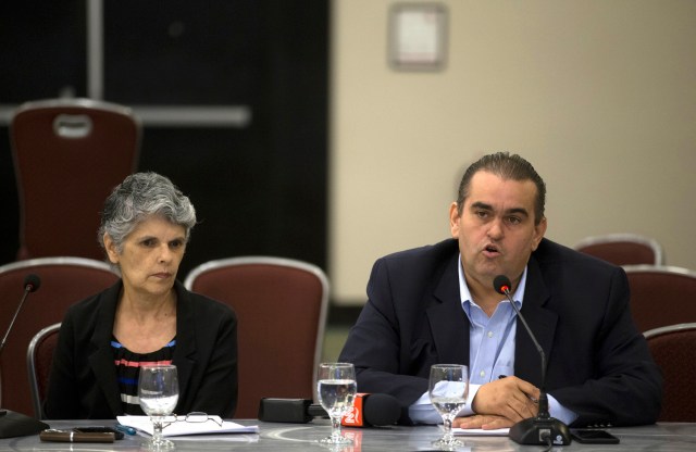 STO25. SANTO DOMINGO (REPÚBLICA DOMINICANA), 11/05/2018.- Carlos Correa (d) y Ligia Bolívar, en representación de la Sociedad Civil, hablan ante la Comisión Interamericana de Derechos Humanos (CIDH), durante la audiencia "Denuncias de hostigamiento contra personas defensoras de derechos humanos, periodista y medios de comunicación en Venezuela" hoy, viernes 11 de mayo de 2018, en Santo Domingo (República Dominicana). La CIDH realiza hoy la última jornada de audiencias públicas cuya agenda ha incluido, además, temas de Argentina, Bahamas, Brasil, Colombia, Ecuador, El Salvador, Guatemala, Honduras y Venezuela. EFE/Orlando Barría