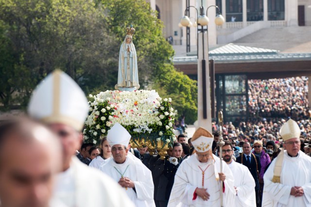 La figura de Nuestra Señora de Fátima se transporta en procesión durante las celebraciones anuales del 13 de mayo de la "aparición" de 1917 en el Santuario de Fátima en Ourem, Portugal, el 13 de mayo de 2018. El 13 La peregrinación anual de mayo marca la primera aparición de Nuestra Señora de Fátima el 13 de mayo de 1917. EFE / EPA / RICARDO GRACA