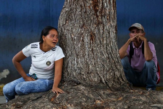 VEN02. BARQUISIMETO (VENEZUELA), 18/05/2018.- Familiares de los recluidos en la Comunidad Penitenciaria Fénix permanecen en la inmediaciones de la morgue hoy, viernes 18 de mayo de 2018, en Barquisimeto (Venezuela). Un motín dentro de la Comunidad Penitenciaria Fénix, ubicada en el estado venezolano de Lara, dejó un saldo de 10 fallecidos y al menos 25 heridos, informaron hoy a Efe fuentes militares y organizaciones no gubernamentales. EFE/Miguel Gutiérrez