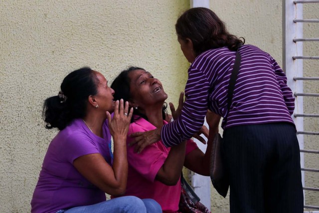 VEN05. BARQUISIMETO (VENEZUELA), 18/05/2018.- Familiares de recluidos en la Comunidad Penitenciaria Fénix permanecen en la inmediaciones de la morgue hoy, viernes 18 de mayo de 2018, en Barquisimeto (Venezuela). Un motín dentro de la Comunidad Penitenciaria Fénix, ubicada en el estado venezolano de Lara, dejó un saldo de 10 fallecidos y al menos 25 heridos, informaron hoy a Efe fuentes militares y organizaciones no gubernamentales. EFE/Miguel Gutiérrez