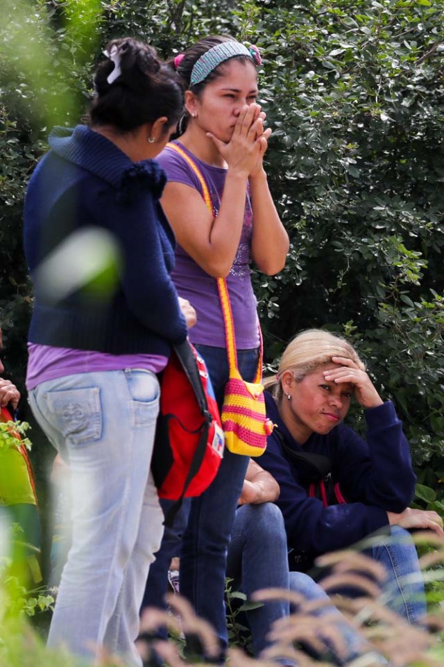 VEN12. BARQUISIMETO (VENEZUELA), 18/05/2018.- Familiares de recluidos en la Comunidad Penitenciaria Fénix permanecen en la inmediaciones de la cárcel hoy, viernes 18 de mayo de 2018, en Barquisimeto (Venezuela). Un motín dentro de la Comunidad Penitenciaria Fénix, ubicada en el estado venezolano de Lara, dejó un saldo de 10 fallecidos y al menos 25 heridos, informaron hoy a Efe fuentes militares y organizaciones no gubernamentales. EFE/Miguel Gutiérrez