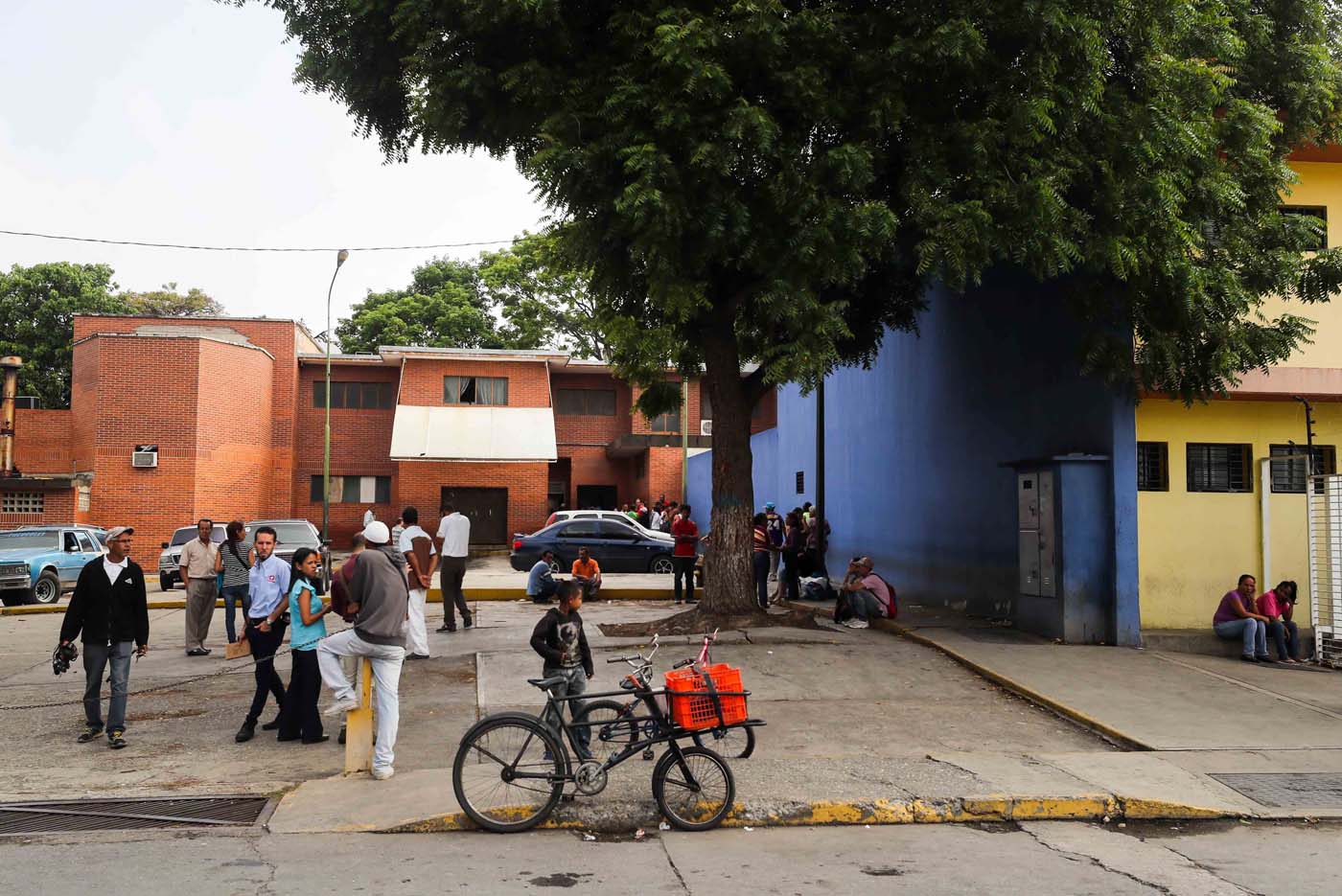 Familiares inician el reconocimiento de cadáveres tras motín en el Centro Penitenciario Fénix