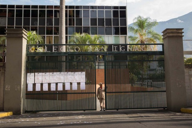 CAR111. CARACAS (VENEZUELA), 20/05/2018.- Vista de un centro electoral ubicado en el Colegio San Ignacio de Loyola, en el Municipio Chacao, Caracas (Venezuela) hoy, domingo 20 de mayo de 2018. El ministro de Comunicación e Información de Venezuela, Jorge Rodríguez, dijo hoy que ya han votado más de dos millones y medio de personas en las elecciones presidenciales cuando solo habían transcurrido cuatro horas de una jornada que se extenderá por unas ocho horas más. EFE/Helena Carpio