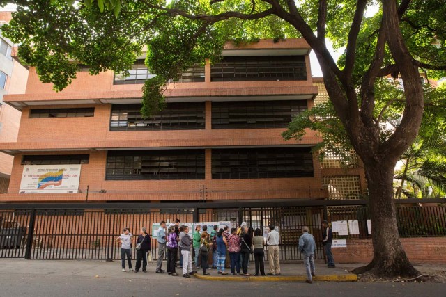 CAR111. CARACAS (VENEZUELA), 20/05/2018.- Ciudadanos esperan para votar en un centro electoral ubicado en Campo Alegre, en el Municipio Chacao, Caracas (Venezuela) hoy, domingo 20 de mayo de 2018. El ministro de Comunicación e Información de Venezuela, Jorge Rodríguez, dijo hoy que ya han votado más de dos millones y medio de personas en las elecciones presidenciales cuando solo habían transcurrido cuatro horas de una jornada que se extenderá por unas ocho horas más. EFE/Helena Carpio