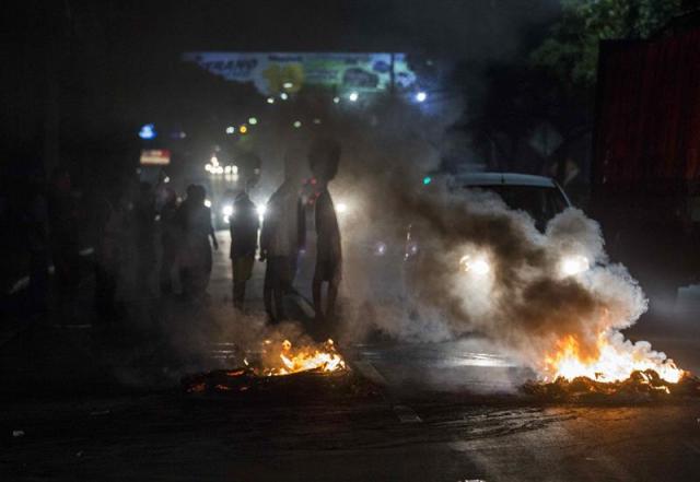  Manifestantes queman llantas en una vía hoy, 23 de mayo de 2018, durante protestas contra el gobierno de Daniel Ortega en Managua (Nicaragua). Hoy se cumplen 36 días en el país centroamericano de una crisis sociopolítica que se ha cobrado 76 vidas, según cifras de la Comisión Interamericana de Derechos Humanos (CIDH). EFE/Jorge Torres