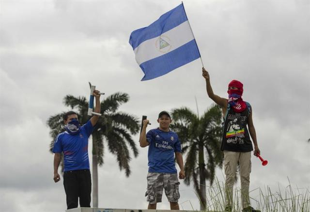 Ciudadanos nicaragüenses participan en una protesta durante el día 37 de protestas en contra del gobierno de Daniel Ortega hoy, jueves 24 de mayo de 2018, en Managua (Nicaragua). Nicaragua amaneció hoy en medio de manifestaciones y bloqueos en carreteras del norte y centro del país, un día después de que la Conferencia Episcopal suspendiera temporalmente la mesa de diálogo nacional por la falta de acuerdo entre el Gobierno, estudiantes, sociedad civil y sector privado. EFE/Jorge Torres.