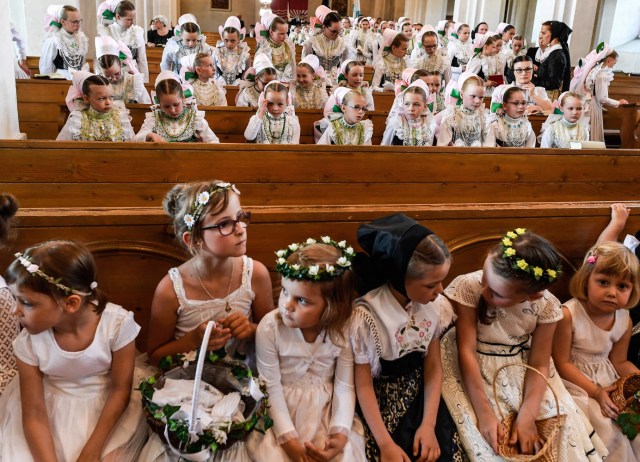 EPA6459. CROSTWITZ (ALEMANIA), 31/05/2018.-Católicos sorbios asisten a misa con motivo de la tradicional procesión de Corpus Christi en Crostwitz, Alemania, hoy 31 de mayo de 2018. EPA/FILIP SINGER