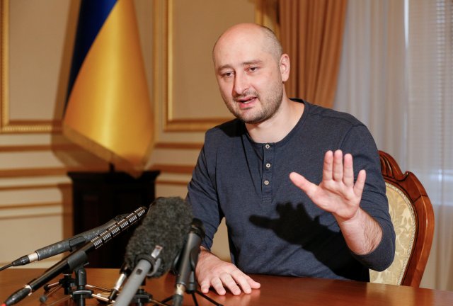 El periodista disidente ruso Arkady Babchenko habla durante una entrevista con medios extranjeros en Kiev, Ucrania el 31 de mayo de 2018. REUTERS / Valentyn Ogirenko