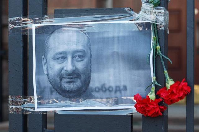 Vista del retrato fijado por activistas ucranianos del periodista opositor ruso asesinado ayer, Arkady Babchenko, en una verja de la embajada rusa en Kiev, Ucrania, hoy, 30 de mayo de 2018.  EFE/ Stepan Franko