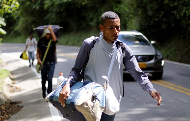 COLOMBIA VENEZUELA. CUC310. CÚCUTA (COLOMBIA), 24/05/2018.- Fotografía fechada el 22 de Mayo de 2018 que muestra a varios ciudadanos venezolanos mientras caminan por la vía Cúcuta - Pamplona en la población de Los Patios (Colombia). Atravesar parte de Colombia a pie es el desafío que afrontan a diario decenas de venezolanos que, sin dinero para el transporte, se aventuran desde la frontera por las carreteras del país para llegar a ciudades del interior en busca de trabajo y futuro. EFE/Schneyder Mendoza