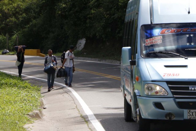 COLOMBIA VENEZUELA. CUC302. CÚCUTA (COLOMBIA), 24/05/2018.- Fotografía fechada el 22 de Mayo de 2018 que muestra al venezolano Anthony Bogado (d), de 35 años, acompañado de un primo de 43 y un sobrino de 18, con quienes lleva dos días caminando por la vía Cúcuta - Pamplona en la población de Los Patios (Colombia). Atravesar parte de Colombia a pie es el desafío que afrontan a diario decenas de venezolanos que, sin dinero para el transporte, se aventuran desde la frontera por las carreteras del país para llegar a ciudades del interior en busca de trabajo y futuro. EFE/Schneyder Mendoza