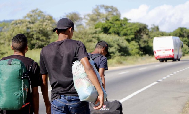 COLOMBIA VENEZUELA. CUC300. CÚCUTA (COLOMBIA), 24/05/2018.- Fotografía fechada el 22 de Mayo de 2018 que muestra a varios ciudadanos venezolanos mientras caminan por la vía Cúcuta - Pamplona en la población de Los Patios (Colombia). Atravesar parte de Colombia a pie es el desafío que afrontan a diario decenas de venezolanos que, sin dinero para el transporte, se aventuran desde la frontera por las carreteras del país para llegar a ciudades del interior en busca de trabajo y futuro. EFE/Schneyder Mendoza