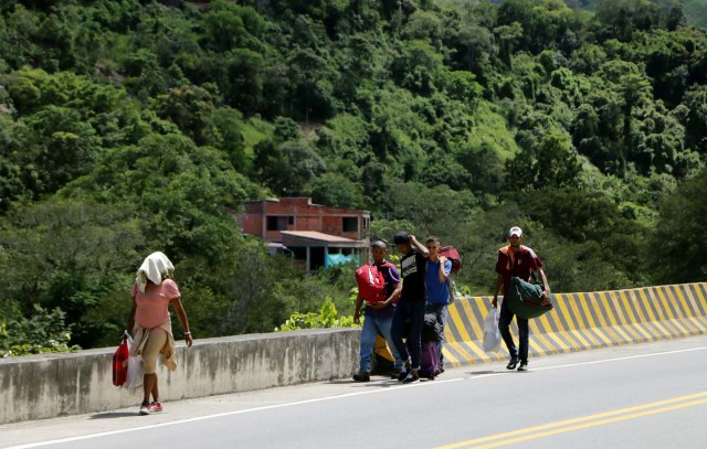  COLOMBIA VENEZUELA. CUC305. CÚCUTA (COLOMBIA), 24/05/2018.- Fotografía fechada el 22 de Mayo de 2018 que muestra a varios ciudadanos venezolanos mientras caminan por la vía Cúcuta - Pamplona en la población de Los Patios (Colombia). Atravesar parte de Colombia a pie es el desafío que afrontan a diario decenas de venezolanos que, sin dinero para el transporte, se aventuran desde la frontera por las carreteras del país para llegar a ciudades del interior en busca de trabajo y futuro. EFE/Schneyder Mendoza