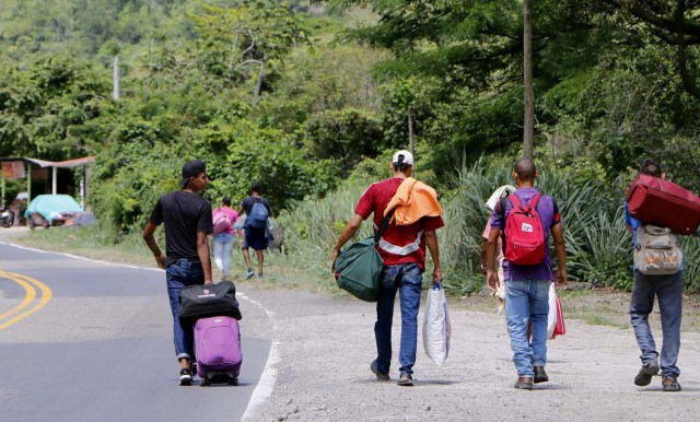 COLOMBIA VENEZUELA. CUC306. CÚCUTA (COLOMBIA), 24/05/2018.- Fotografía fechada el 22 de Mayo de 2018 que muestra a varios ciudadanos venezolanos mientras caminan por la vía Cúcuta - Pamplona en la población de Los Patios (Colombia). Atravesar parte de Colombia a pie es el desafío que afrontan a diario decenas de venezolanos que, sin dinero para el transporte, se aventuran desde la frontera por las carreteras del país para llegar a ciudades del interior en busca de trabajo y futuro. EFE/Schneyder Mendoza