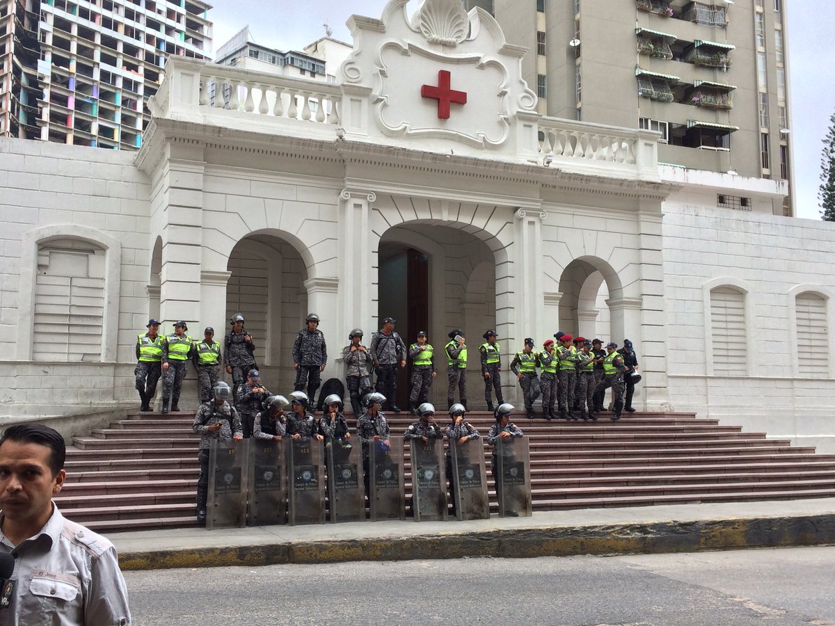 Reportan fuerte presencia policial en inmediaciones de la Cruz Roja #1May