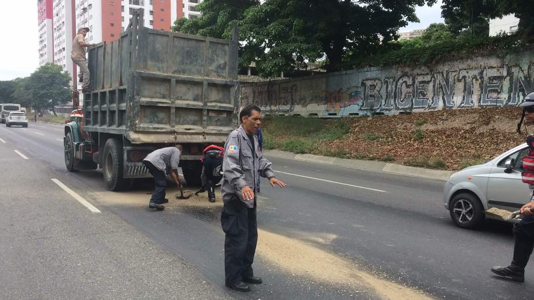 Reportaron derrame de combustible en la autopista Valle-Coche #4May