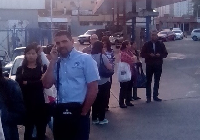 Vecinos haciendo cola para abordad el transporte público en San Antonio de Los Altos | Foto: @RCTVenlinea