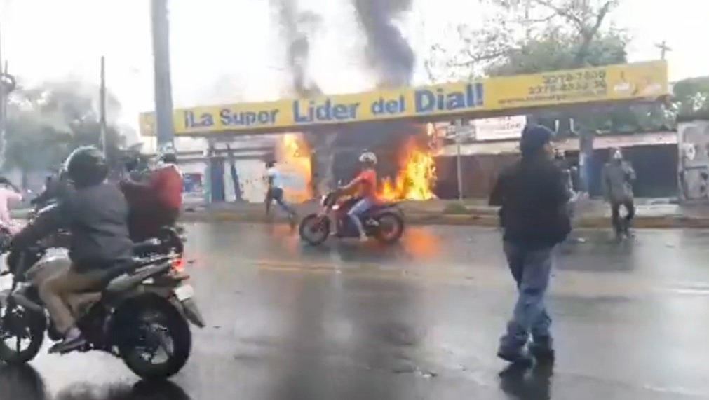 Otra universidad ocupada y edificios públicos quemados en Nicaragua