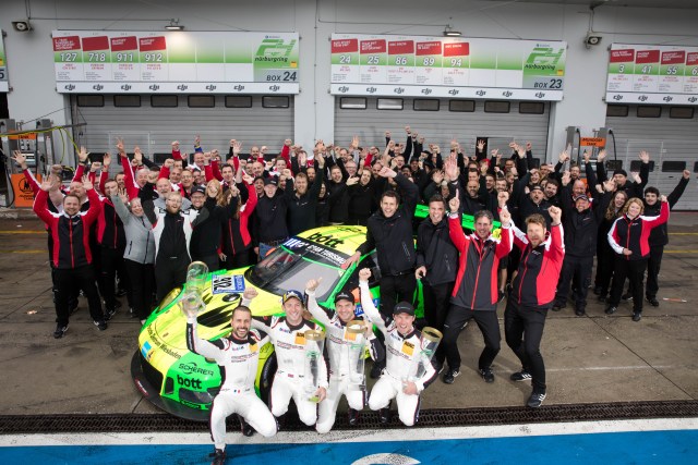 Frederic Makowiecki (F), Nick Tandy (GB), Richard Lietz (A), Patrick Pilet (F), Nicki Raeder (D), Martin Raeder (D), Manthey-Racing, Dr. Frank-Steffen Walliser (Leiter Motorsport und GT-Fahrzeuge), Sebastian Golz (Projektleiter 911 GT3 R) und Team