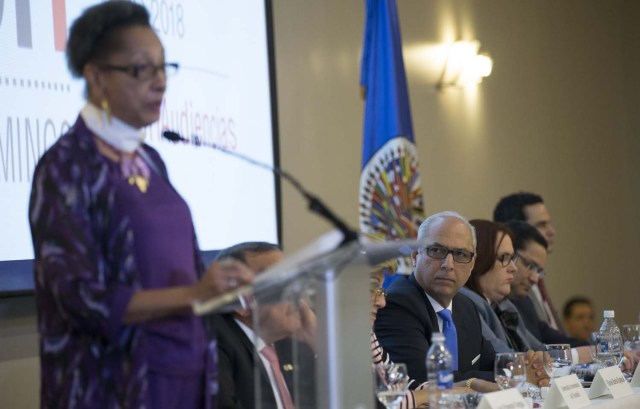 STO10. SANTO DOMINGO (REPÚBLICA DOMINICANA), 03/05/2018.- El consultor jurídico del Poder Ejecutivo de República Dominicana, el abogado dominicano Flavio Darío Espinal (d), escucha la intervención de la presidenta de la Comisión Interamericana de Derechos Humanos (CIDH), Margarette May Macaulay (i), durante la apertura del 168 Período Extraordinario de Sesiones de la CIDH, hoy, jueves 3 de mayo 2018, en Santo Domingo (República Dominicana). La Comisión Interamericana de Derechos Humanos celebrará audiencias públicas del 7 al 11 de mayo en Santo Domingo. EFE/Orlando Barría