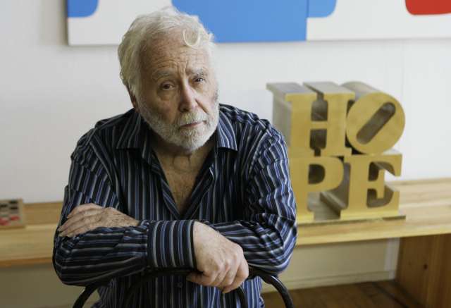 Foto: Robert Indiana en su estudio en Vinalhaven con su escultura Hope / theguardian.com