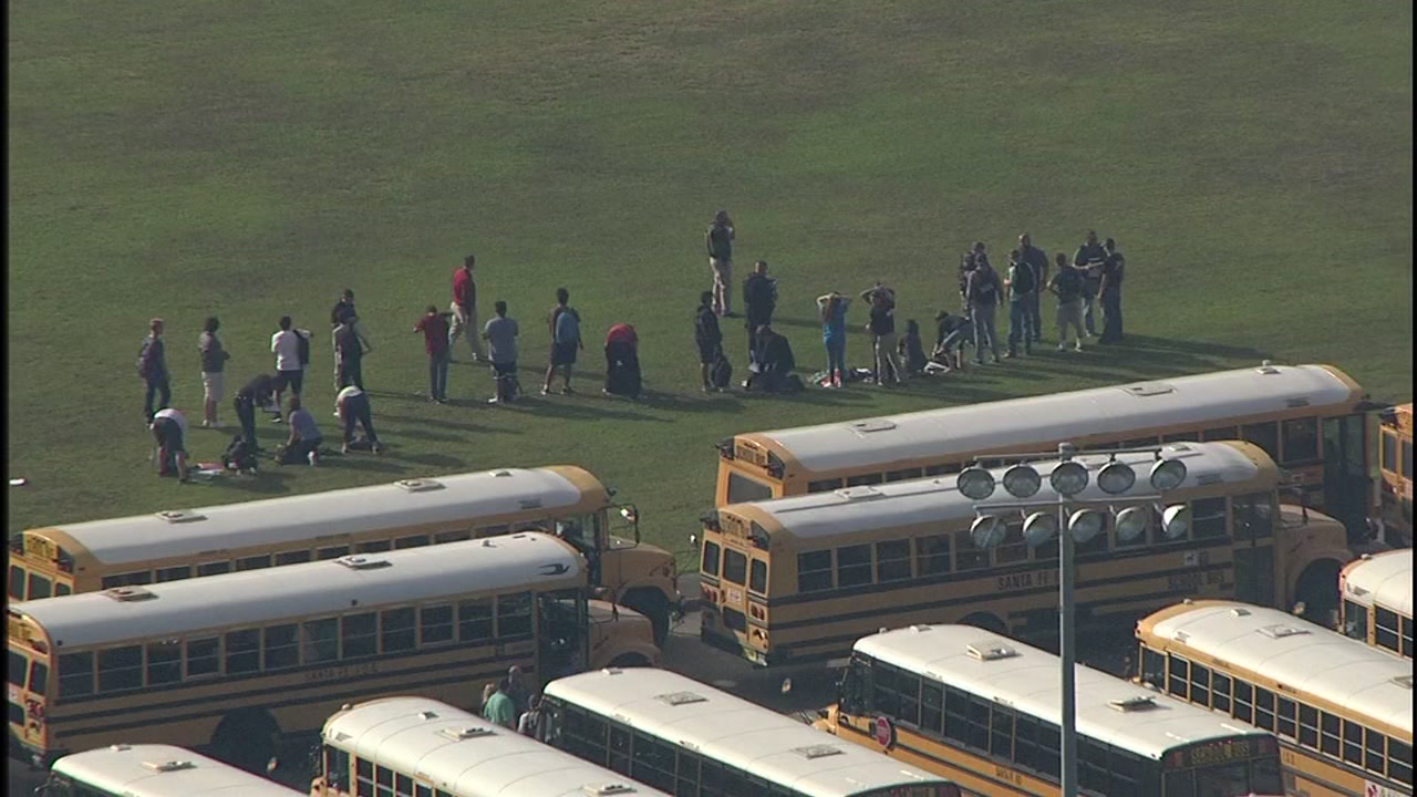 Detienen al hombre armado en la escuela secundaria en Texas