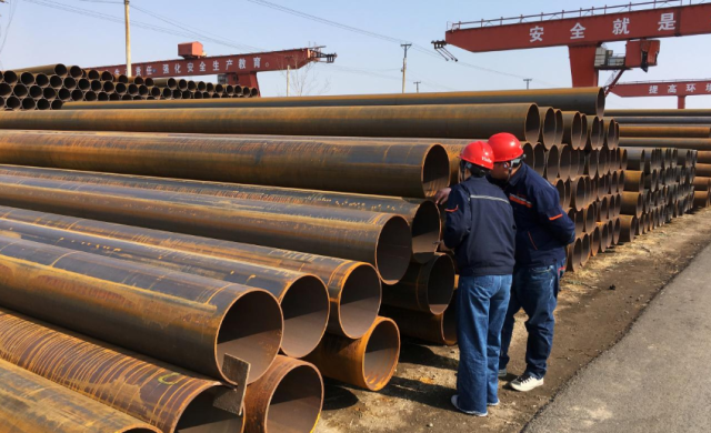 Los trabajadores inspeccionan las tuberías de acero en una fábrica de acero de Hebei Huayang Steel Pipe Co Ltd en Cangzhou, provincia de Hebei, China, el 19 de marzo de 2018. Fotografía tomada el 19 de marzo de 2018. REUTERS / Muyu Xu