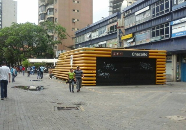 Estación de Metro de Chacaíto cerrada #16May | Foto: Juan Peraza