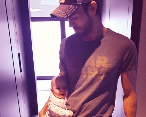 La adorable y divertida fotografía de Enrique Iglesias con uno de sus bebés