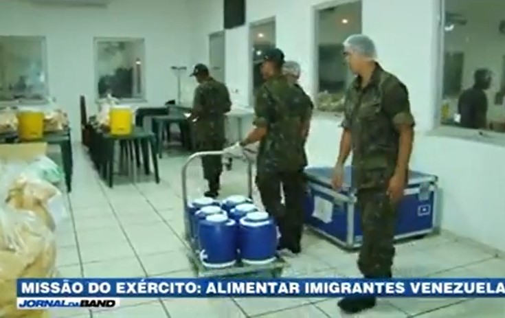 Militares brasileños preparan comida para inmigrantes venezolanos (Video)