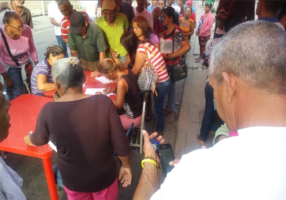 9:30am En donde sí hay cola es en los puntos rojos de Carabobo #20May