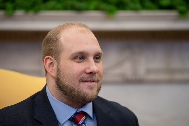 Joshua Holt, que estuvo detenido en Venezuela durante dos años, escucha a los oradores en la Oficina Oval en la Casa Blanca en Washington, DC, el 26 de mayo de 2018. / AFP PHOTO / NICHOLAS KAMM