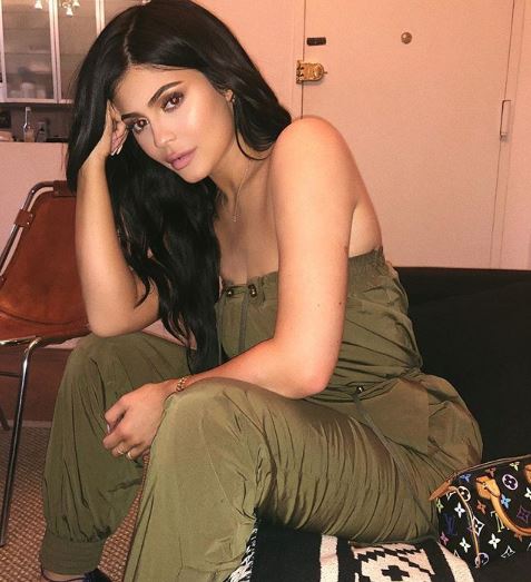 ¿Cómo hizo? A solo tres meses de ser mamá, Kylie Jenner presume su vientre plano