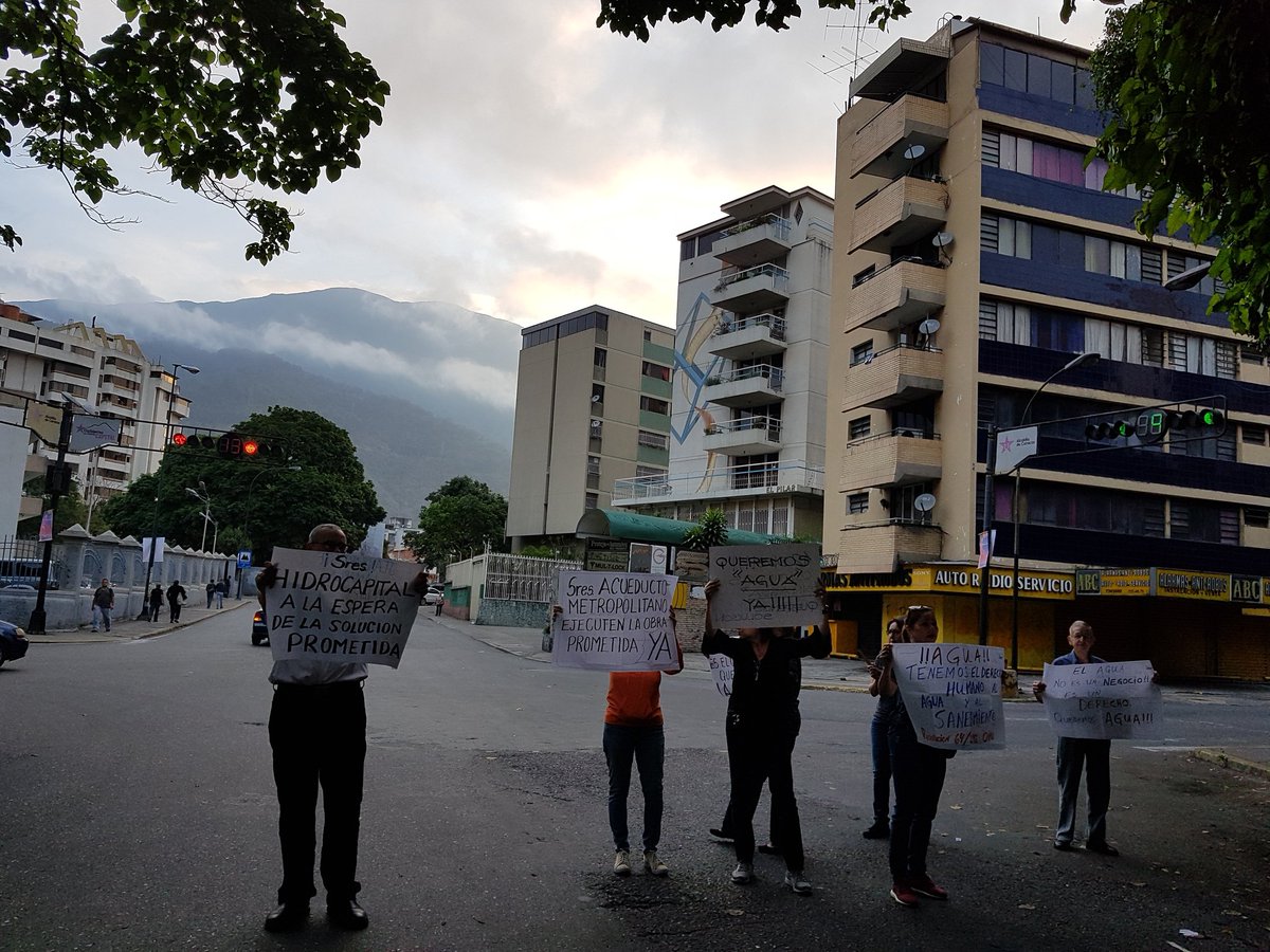 Vecinos de Los Jabillos cerraron la calle y exigen restitución del servicio de agua #8May