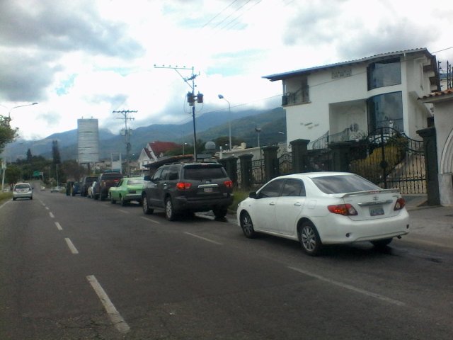 Largas colas de vehículos para llenar los tanques de gasolina // Foto @leonelg86