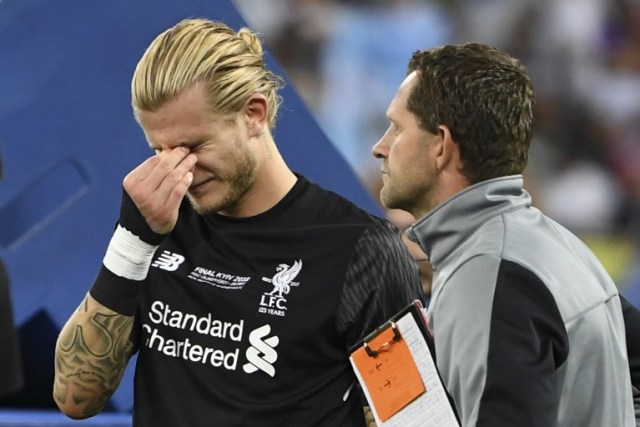 Portero alemán del Liverpool Loris Karius reacciona en el terreno de juego después del partido de fútbol final de la UEFA Champions League entre el Liverpool y el Real Madrid en el Estadio Olímpico en Kiev, Ucrania el 26 de mayo de 2018. Real Madrid derrotó a Liverpool 3-1. Paul ELLIS / AFP