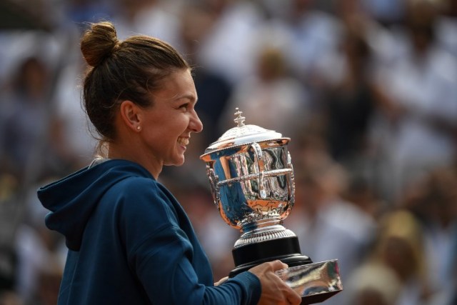 La rumana Simona Halep posa con su trofeo, después de ganar el partido final de singles femenil contra Sloane Stephens de los EE. UU., El día 14 del torneo de tenis Roland Garros 2018 French Open en París el 9 de junio de 2018. / AFP PHOTO / Eric FEFERBERG