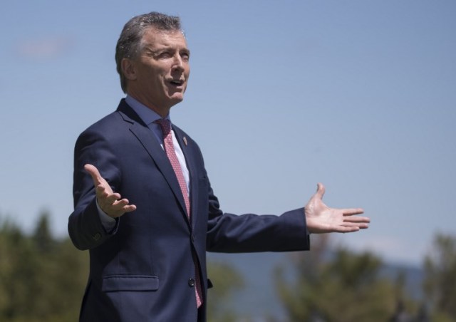 El presidente de Argentina, Mauricio Macri, llega a la recepción oficial del G7 Outreach en la cumbre del G7 el 9 de junio de 2018 en La Malbaie, Canadá. / AFP PHOTO / POOL / Ian LANGSDON